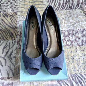 Life Stride Women's Navy Blue heels size 8.5 M